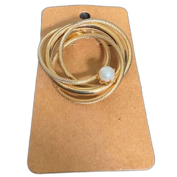 Vintage Gold Tone Interlocked Rings Brooch‎ Single Pearl Unsigned - Picture 2 of 3